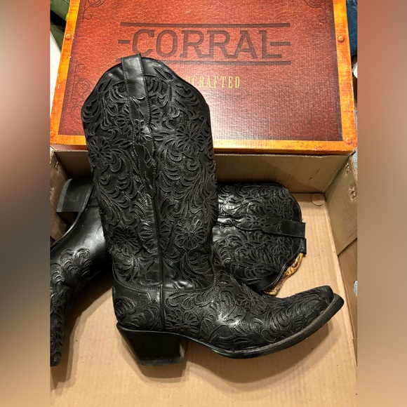 Corral Women's Black with Glitter Inlay Snip Toe Cowboy Boots - Picture 2 of 4